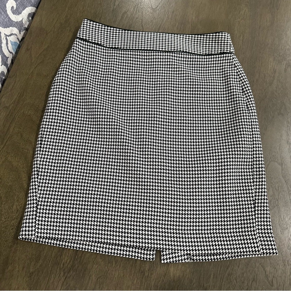 Banana Republic Factory Black and White Houndstooth Pencil Skirt
